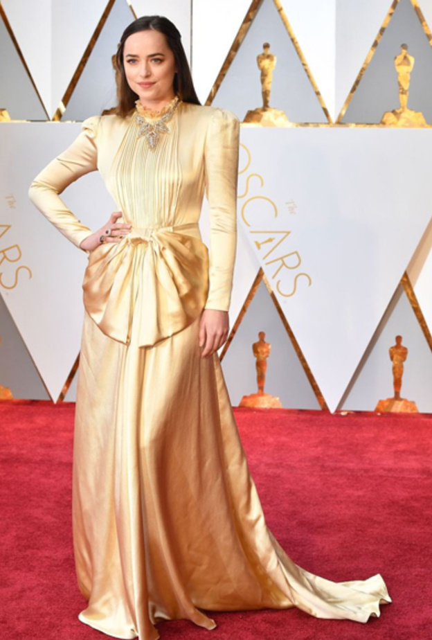 فساتين سهرة للنجمات باللون الذهبي