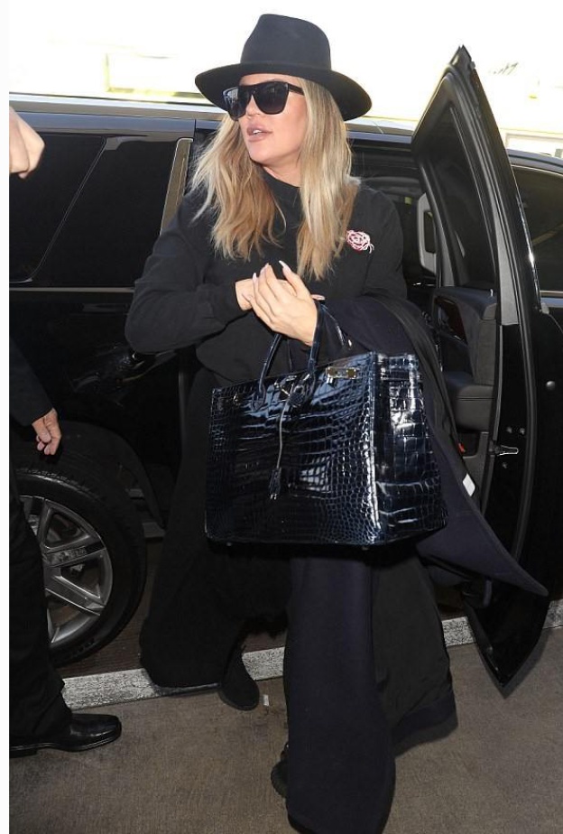 كلوي كاردشيان باطلالة أنيقة لحظة وصولها لمطار لوس أنجلوس