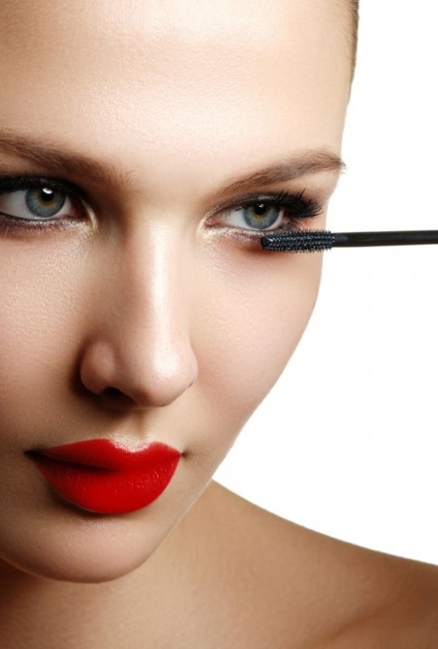 اختاري أفضل أنواع المسكارا لرموشك