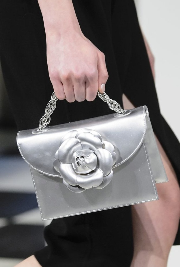 حقائب يد باللون الفضي للسهرات