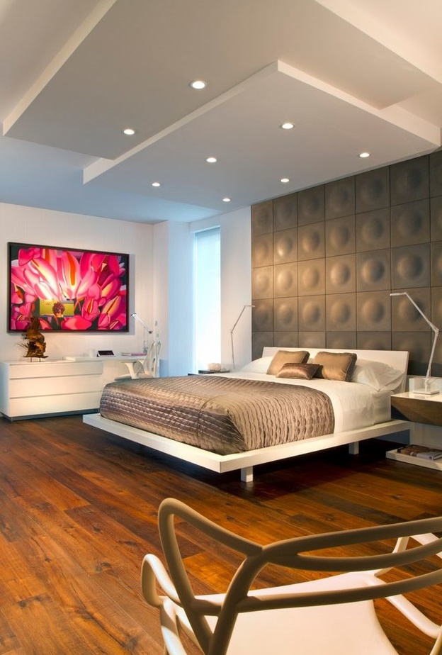 تصميم من الجبس بالأبيض و البيج لسقف غرفة الجلوس