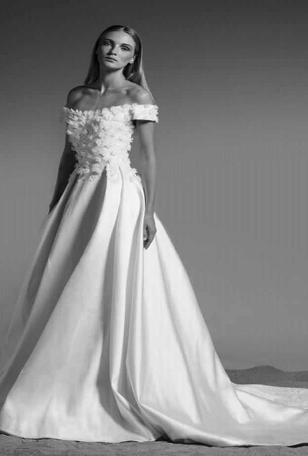 فستان من جورج شقرا بالاكمام الطويلة