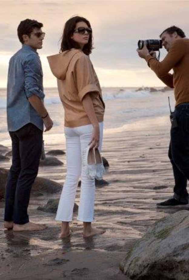 طلّ Kendall Jenner بابتسامتها العفوية بينما تمرح مع Roberto Bolle في الضوء المتلألئ في يوم مشمس على الشاطئ، والأناقة الهادئة