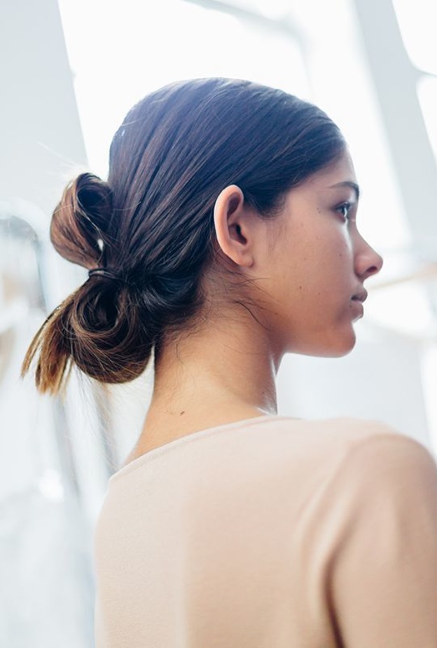 تسريحات شعر الكعكة المنخفضة والمعقودة من دار Marchesa.