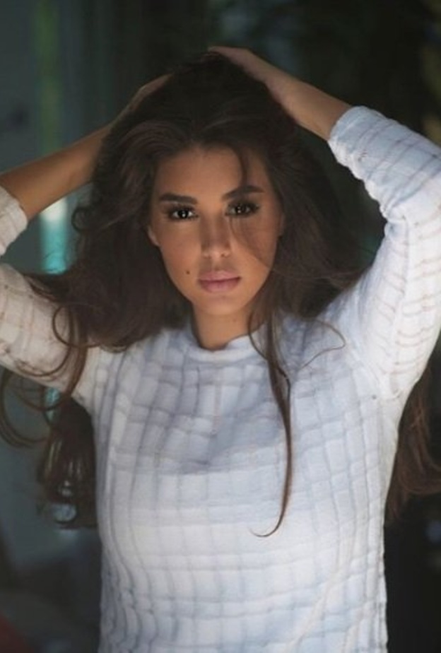 ياسمين صبري تصاب في التواء بقدمها