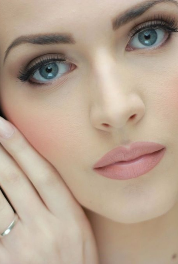 احمر الشفاه الوردي للبشرة البيضاء