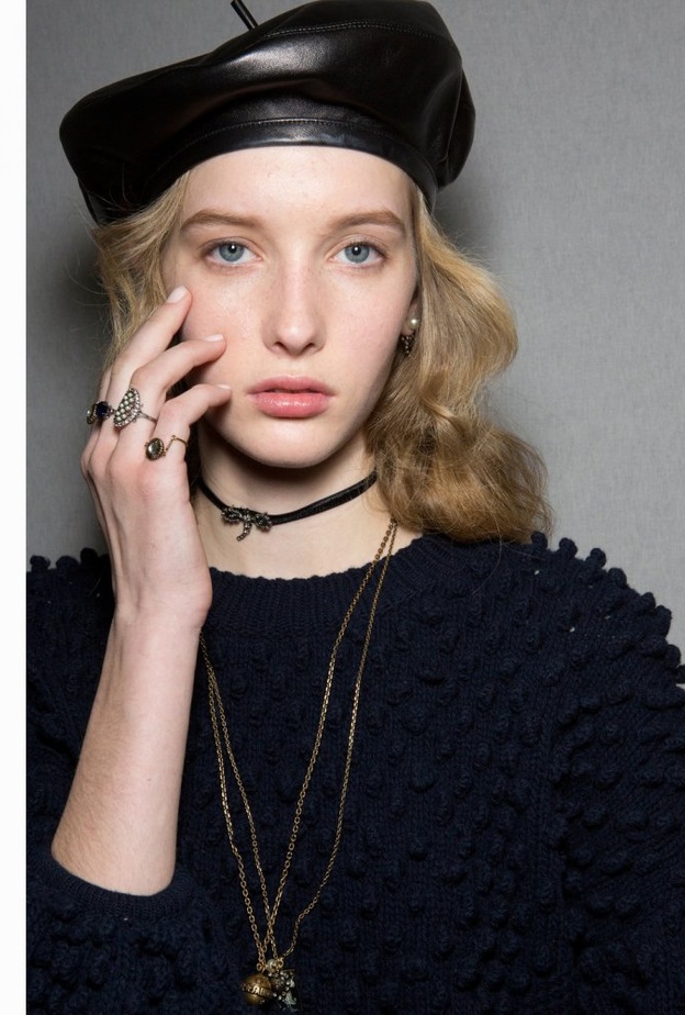 قبعة سوداء دائرية وجلدية من شانيل Chanel