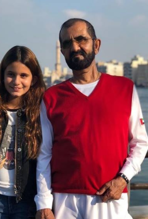 الشيخ محمد بن راشد يزور مع ابنته الجليلة حي الشندغة التاريخي في دبي