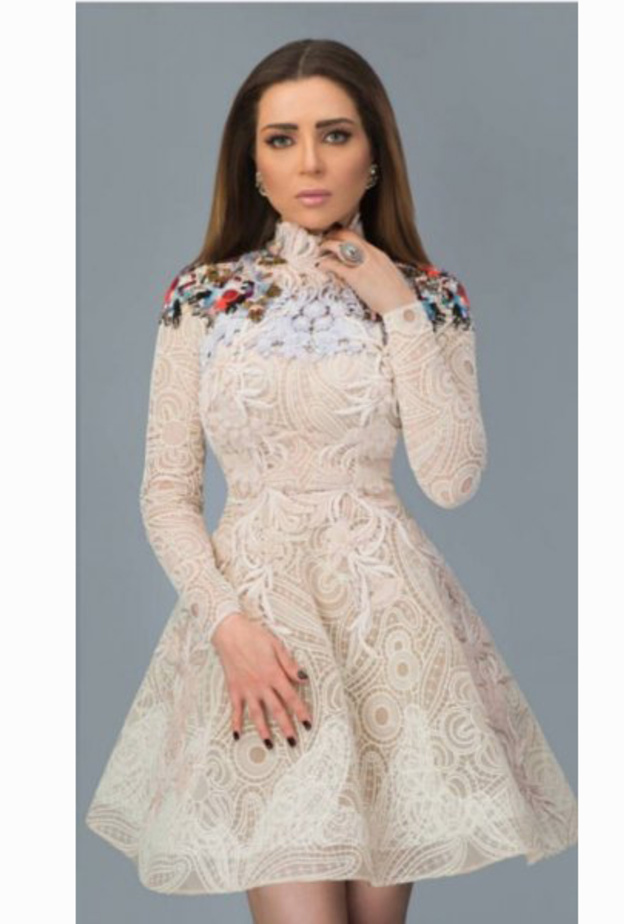 مي عز الدين في فستان مميز باللون الأسود