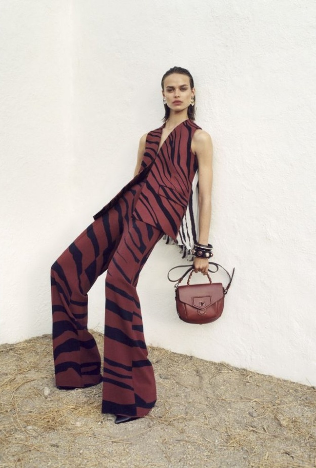 موعة Roberto Cavalli لربيع وصيف 2018.. أنوثة قوية تنبض بالحياة