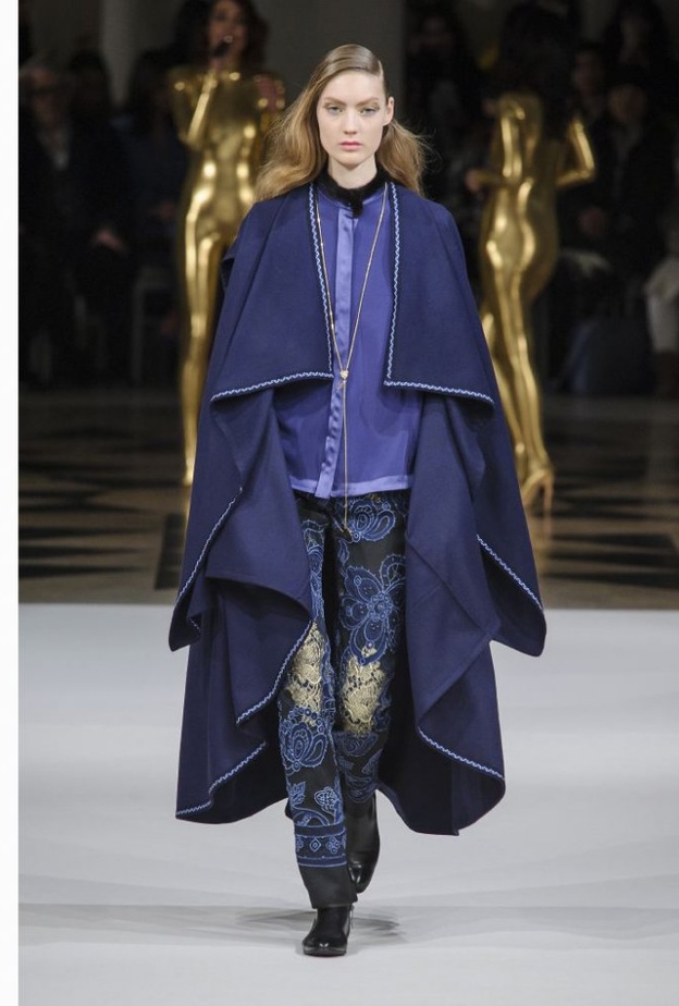 موضة الكاب المتطاير مع البنطلون من Alexis Mabille