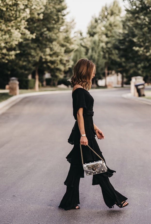 اختاري بنطلون مزين بالكشكش ونسقيه مع معطف من الفرو لاطلالة لافتة وعصرية