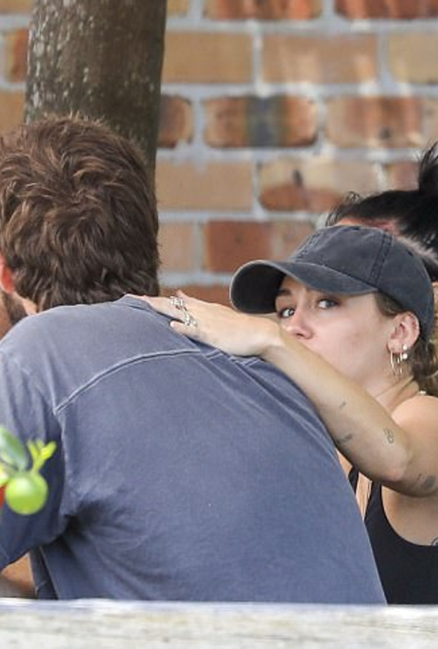 يبدو أن الأمر صحيح.. تقارير عن زواج مايلي سايرس وليام هيمسورث