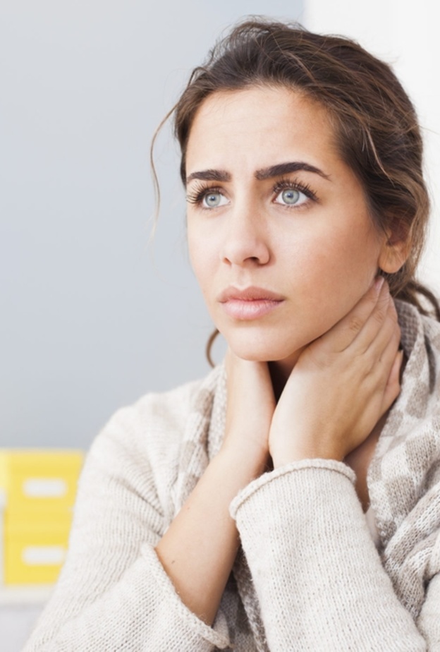 التهاب الحلق الحاد يسبب الصداع