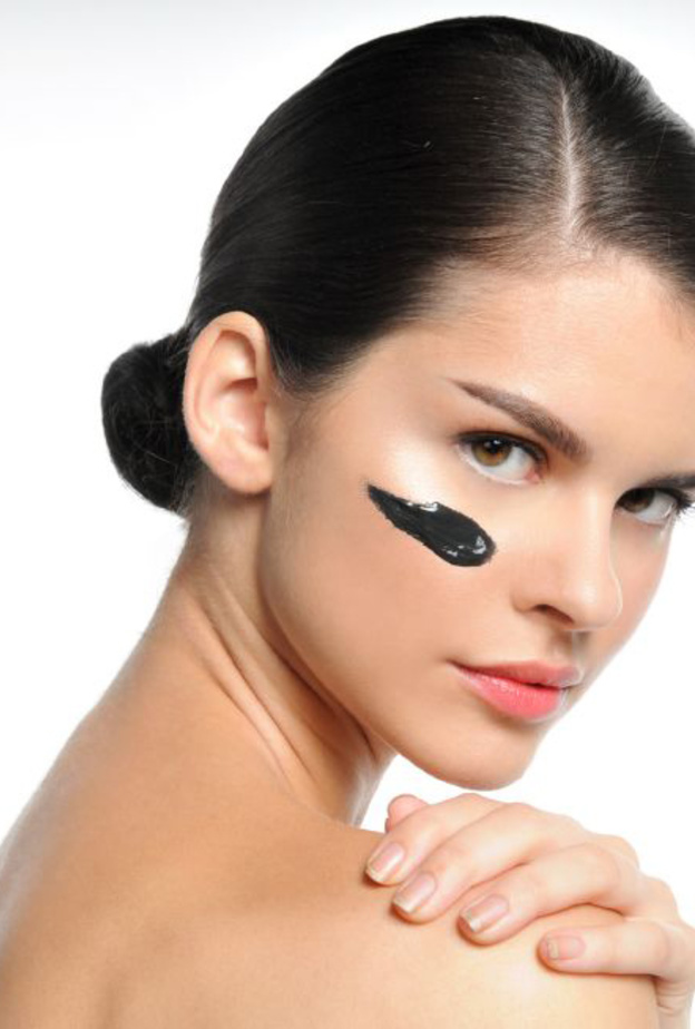 عالجي مشاكل بشرتك بماسك الفحم