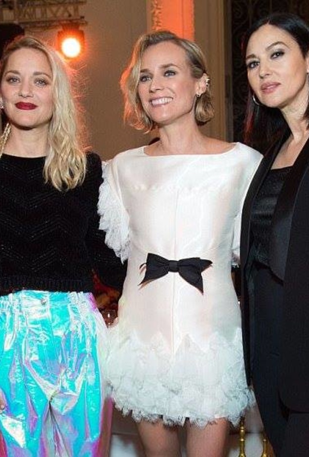 الممثلة الفرنسية أنا جيراردو ارتدت بدلة مخملية باللون النبيذي وتألقت بمجوهرات لافتة من شانيل