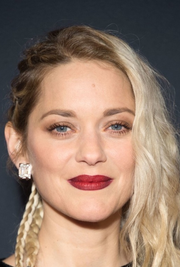 احمر شفاه قوي مع الظلال الذهبية من Marion Cotillard