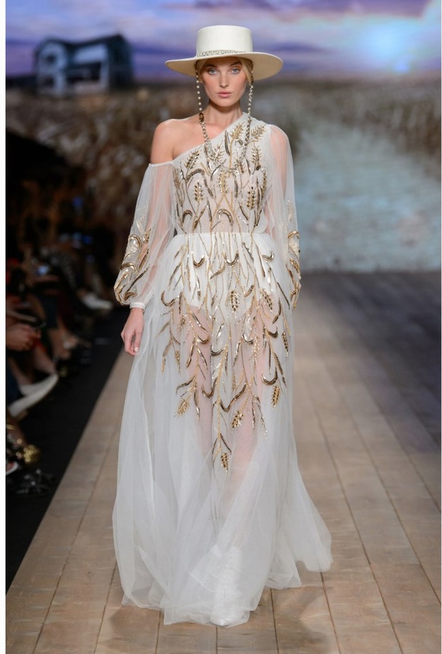 تألقي بأجمل تصاميم فساتين السهرة بأكمام طويلة من الشيفون