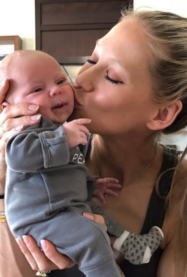آنا كورنيكوفا تبهج متابعيها بنشر أول صورة لأحد طفليها التوأم من انريكي اغليسياس