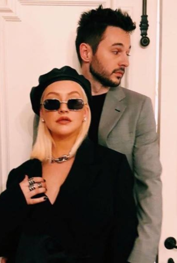 كريستيا اغيليرا تنشر على تويتر صورة من وحي التسعينات مع خطيبها مات راتلر!