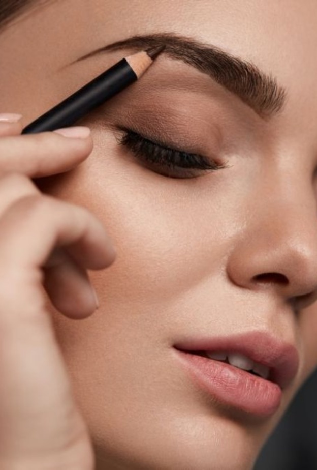 ارسمي حواجبك بالطريقة الصحيحة