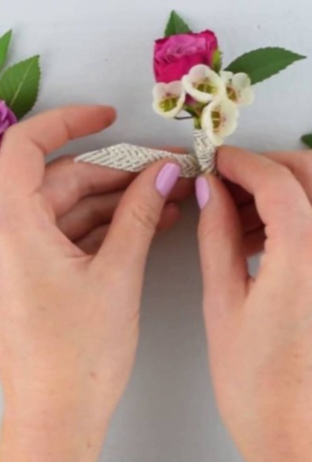 تعلمي بالخطوات كيفية عمل اساور وصيفات العروسة