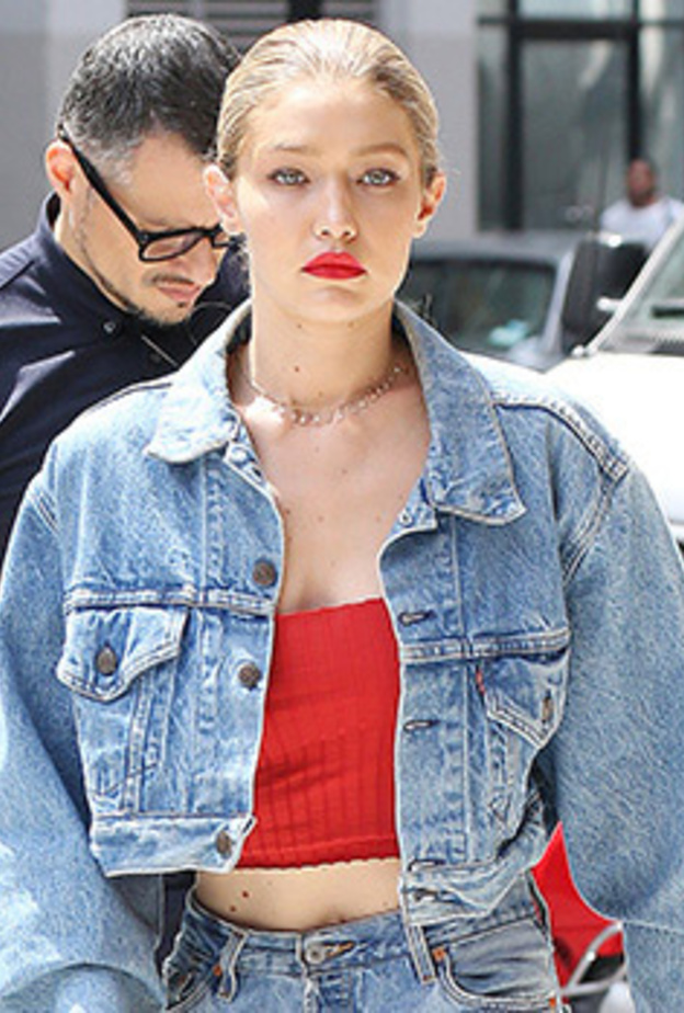 تألقي بإطلالات الجينز العملية من جيجي حديد لكل يوم