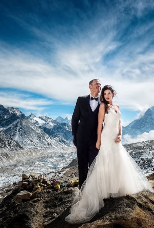 العروسان على جبل ايفرست