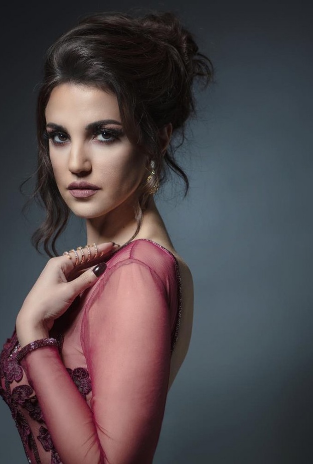 مي عز الدين تختار مجوهرات ناعمة من Toujours