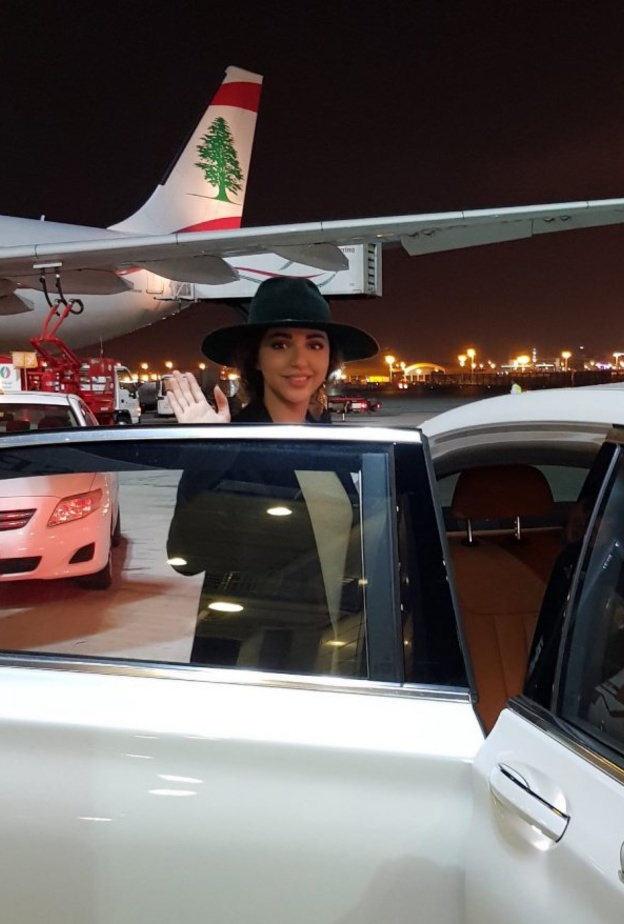 ميريام فارس لا تتخلى عن اكسسوار القبعة باللون الاسود