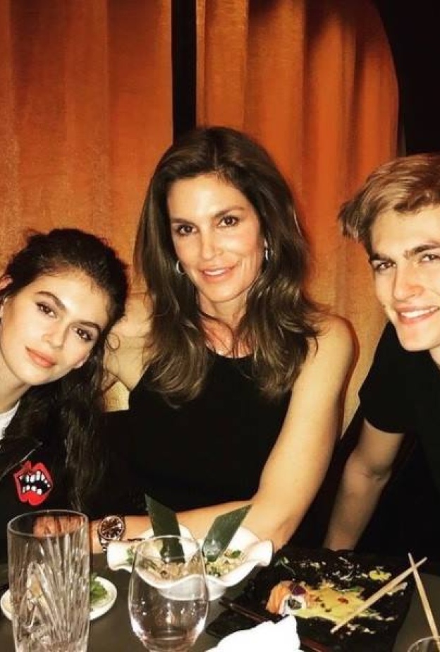 سندي كروفورد برفقة أبنائها أمس خلال أسبوع عروض الأزياء الرجالية في باريس