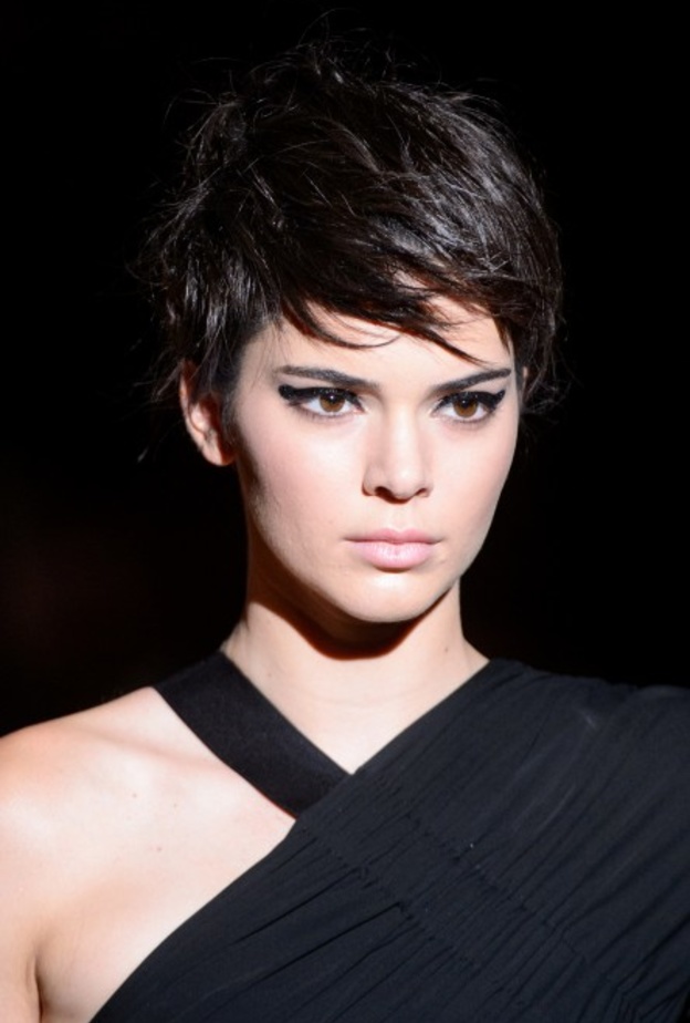 مناكير باللون النيلي مع الخطوط السوداء من ‏Sadie Williams