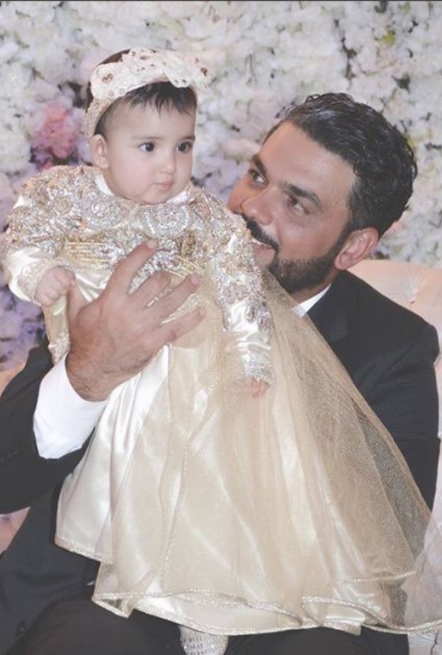 والد حلا الترك وطفلته