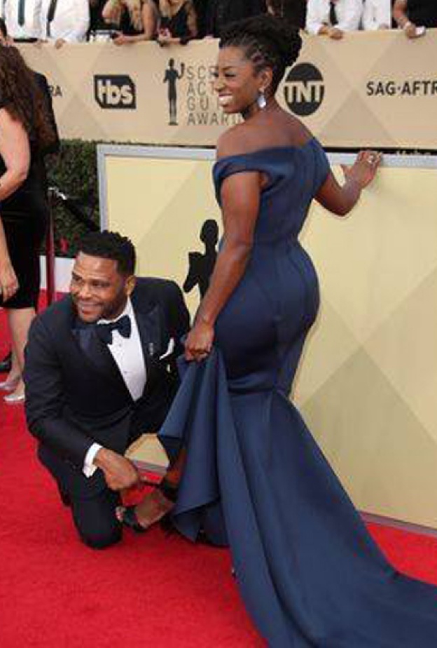 النجم أنتوني أندرسون يساعد زوجته في تعديل شريط حذائها في حفل جوائز SAG