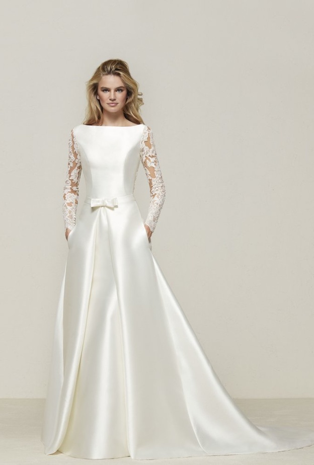 فستان من الساتان والدانتيل من برونوفياس