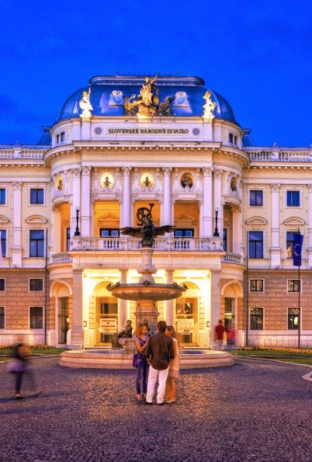 مشهد من بحيرة Štrbské Pleso