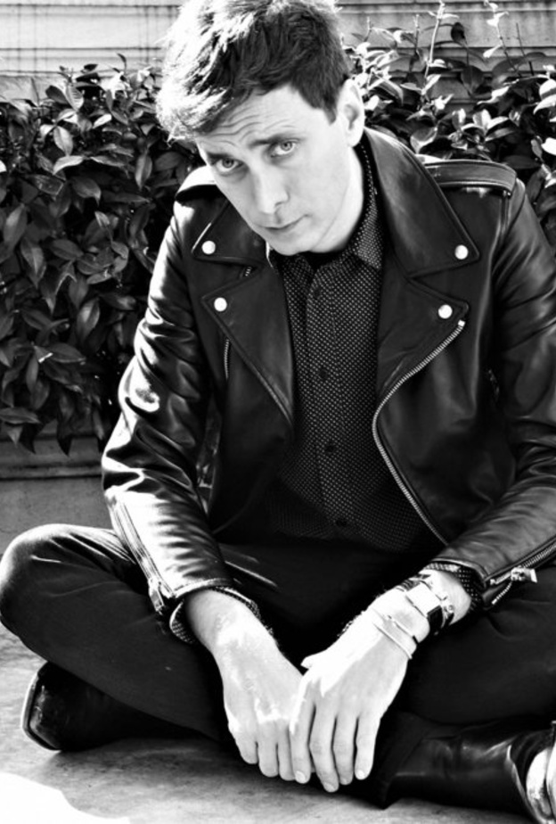 لقطة تجمع بين هادي سليمان وكارل لاغيرفيلد