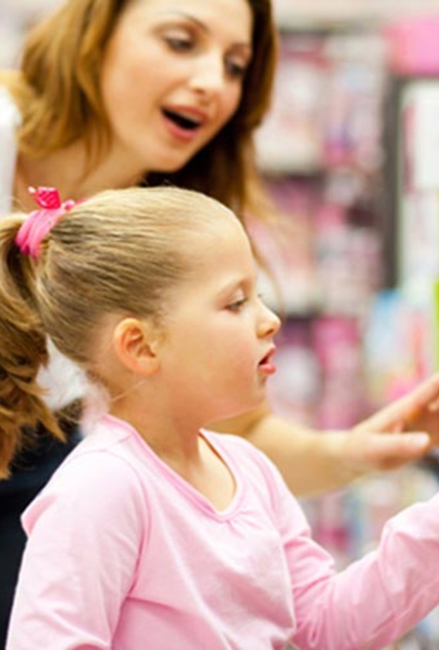 دعوة الطفل لتناول الطعام خارج المنزل