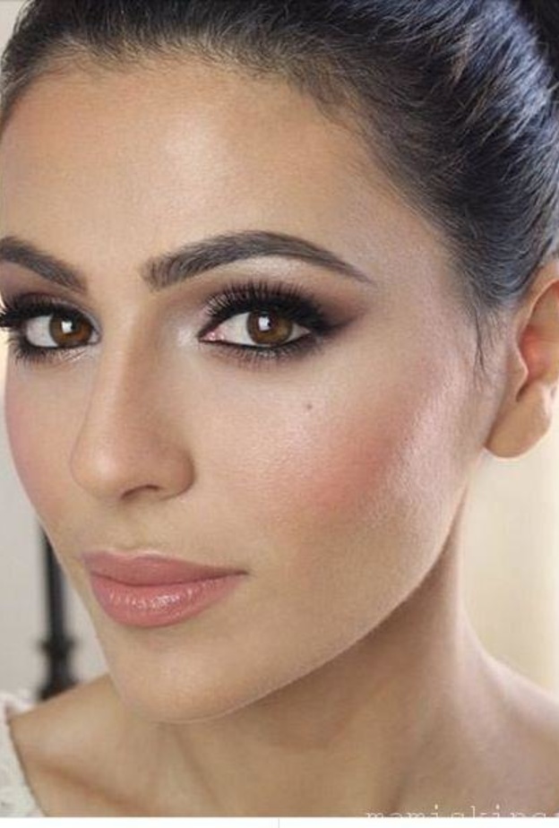 مكياج عيون سموكي باللون الاسود للعرايس مع الايلاينر الناعم