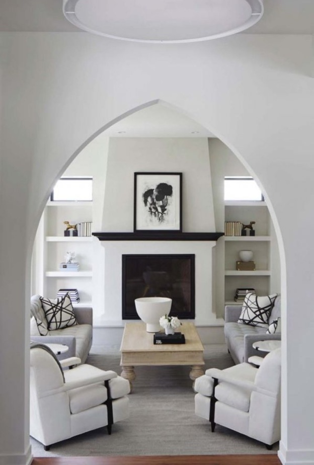 ديكور شرقي لغرفة الجلوس يعتمد الأقواس في تصميم الأبواب