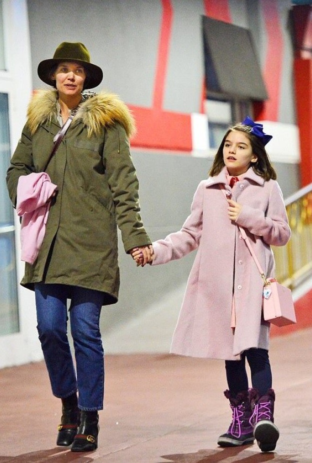 كايتي هولمز تظهر بدون مكياج خلال نزهة مع ابنتها سوري في شوارع نيويورك