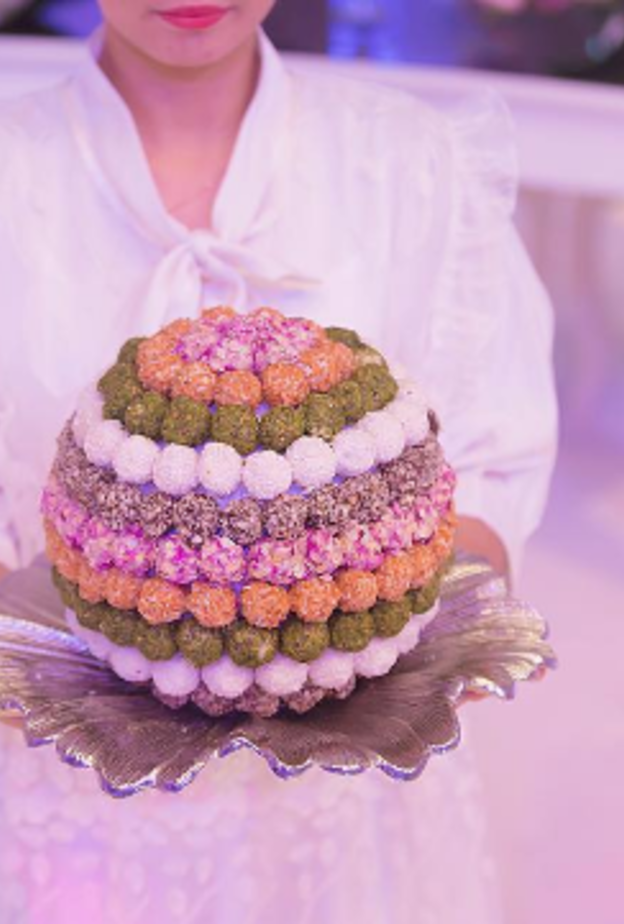 قطعة شوكولا على شكل بدلة العريس وتزيين الاخرى بسوار من اللؤلؤ