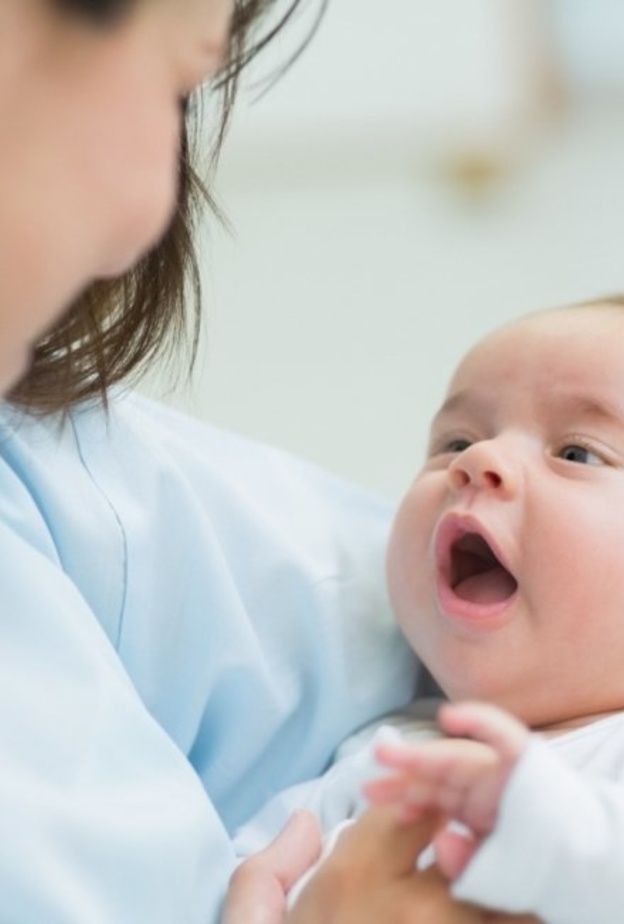 تختلف علامات تطور الطفل الرضيع من طفل لآخر فلا تقلقي وتابعي مولودك