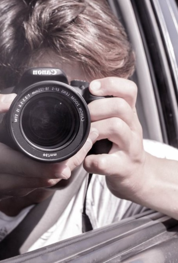 لا تقم بالتقاط جميع الصور بمستوى النظر يمكنك أيضا أن تقوم بالجلوس أو حتى الانبطاح على الأرض