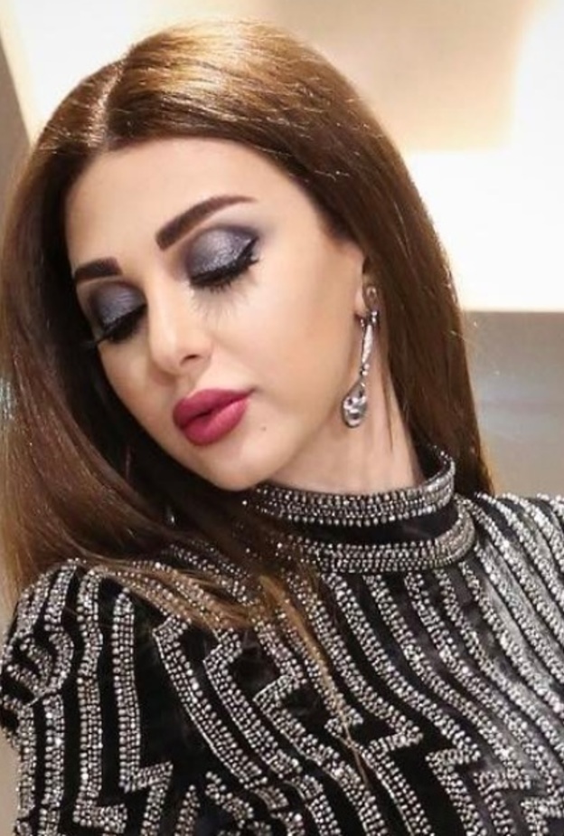 ظلال العيون الرمادية تبدو فخمة مع الفستان المخطط بالاسود الفضي