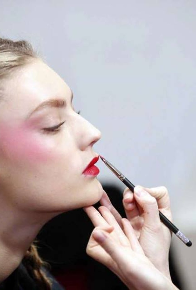 التحضيرات على قدم وساق في كواليس عرض Alexis Mabille ضمن عروض الهوت كوتور لربيع وصيف 2018