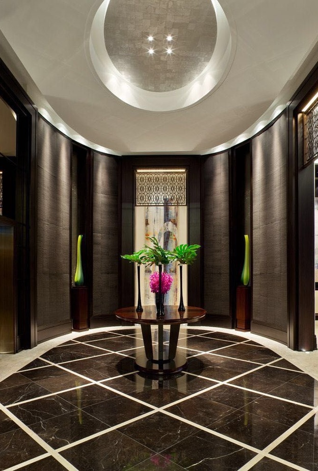 بريق الرخام بلونه الحيادي يعطي ديكور غرفة الجلوس أناقة و بساطة