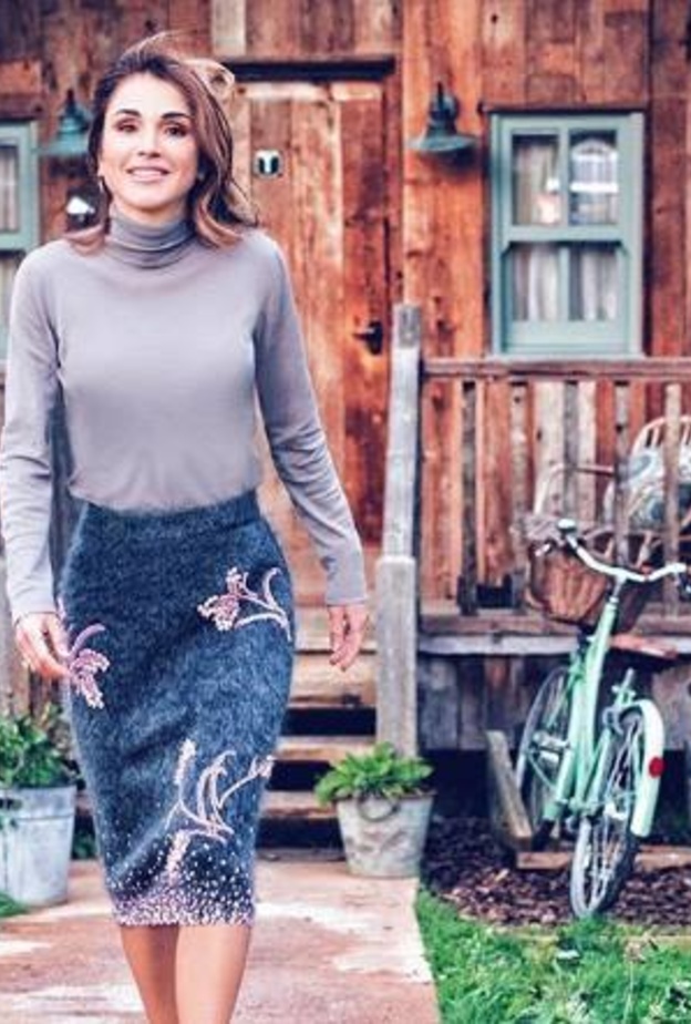 الملكة متألقة بقميص بياقة تميزت بالعقدة المربوطة