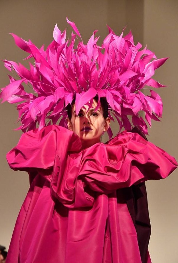 كايا غيربر تبهر الحضور بقبعة فريدة التصميم في عرض أزياء Valentino في باريس