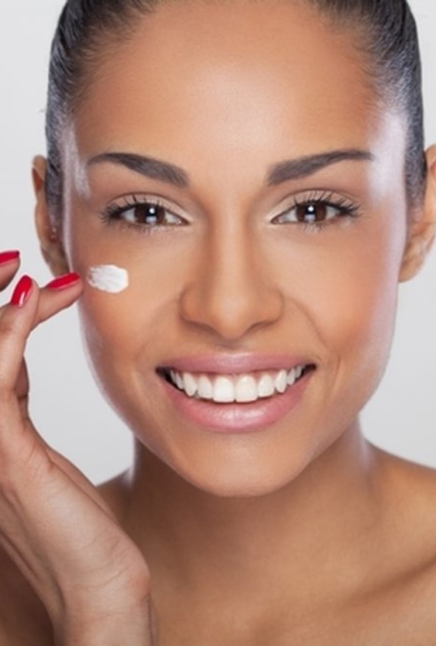 البشرة السمراء تحتاج كغيرها الى كريم واق من الشمس